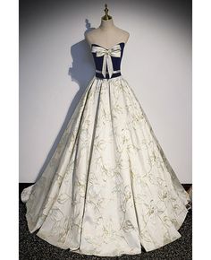 Luxury Evening Dress With Intricate Embroidery For Debutante Ball, Luxury Vintage Ball Gown For Costume Party, Luxury Vintage Ball Gown Dresses, Luxury Dresses For Vintage Events, Luxury Vintage Ball Gown For Party, Luxury Vintage Ball Gown For Evening, Luxury Vintage Evening Dress For Formal Events, Luxury Chic Vintage Dress For Formal Events, Luxury Vintage Formal Corset Dress