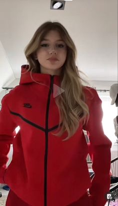 Nike Tech Rouge, Tech Rossa, Nike Tech Outfits Women, Red Nike Outfit, Tech Fleece Girl, Nike Tech Girl, Nike Tech Red, Nike Tech Fleece Red, Nike Tech Outfit