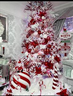 Christmas Tree Decorations Items, Elegant Christmas Tree Decorations, Christmas Tree Decorating Ideas, Tree Decorating Ideas, Pretty Christmas Decorations, Tree Inspiration, Christmas Tree Decorating, Christmas Tree Decorating Themes