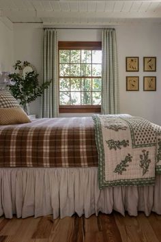 Antique Floral Bedroom, Country Cottage Bedding, Beach Cabin Bedroom, Folksy Bedroom, Cottage Small Bedroom Ideas, Cozy Cottage Decor Ideas, Fall Cottagecore Bedroom, 1900s Bedroom Aesthetic, Grandma Style Bedroom