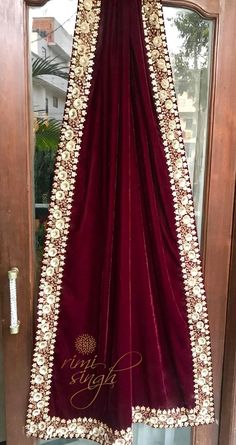 Velvet Duppta Design, Bridal Shawl Indian, Shawl Designs Indian, Velvet Stall Design, Velvet Dupatta Designs, Bridal Velvet Dupatta, Velvet Dupatta Suits, Velvet Shawl Indian