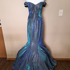 Elle Wilde Mon Cheri Size 00 Turquoise/Blue Off Shoulder Mermaid Gown. Off Shoulder Mermaid Gown, Mon Cheri, Mermaid Gown, Size 00, Turquoise Blue, Off Shoulder, Blue Green, Mermaid, Color Blue