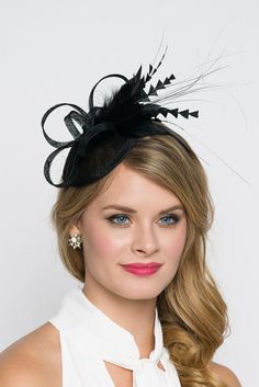 "\"Arianna\" Black Fascinator This season, sophisticated fascinators stole the show on the runways. Fascinators can be a little intimidating. But this cute little fascinator will help you overcome that fear. It perfectly lands the look, thanks to its mesh sinamay, frilly feathers, and loopy mesh ribbons. No matter the occasion, you will fit in with the fascinator craze with this simple yet stylish head-piece. Add Men's Matching Bow Tie: Don't you dare get caught mismatching your sweetie's favori Clips Hairstyles, Fascinator Hats Outfit, Royal Blue Fascinator, Grey Fascinator, Derby Attire, Foto Glamour, Blue Fascinator, Kentucky Derby Fascinator, Ladies Hair