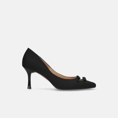 An elegant pair with a loose instep design and double ribbon. Beautiful pumps perfect for dresses and occasions.