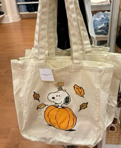 Cool Bags Aesthetic, Random Aesthetic Stuff To Buy, Fall Diy Gifts, Fall Tote Bag Painting Ideas, Snoopy Clothes, Aesthetic Snoopy, Pumpkin Snoopy, Snoopy Decor, Cute Fall Aesthetic