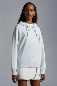 A Moncler classic, this hoodie is embellished with an embroidered logo across the chest. The loose fit sweatshirt is crafted from lightweight jersey and fleece. Oversized Hoodies, Sweatshirts For Women, Workout Sweatshirt, Down Jacket, Loose Fitting, Online Store, Street Wear, Black White, Sweatshirts Hoodie