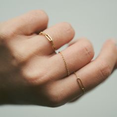 Bague chaîne forçat en or recyclé 18 carats (750 millièmes). (Pour ce modèle, nous vous conseillons de prendre deux tailles au-dessus de votre taille habituelle.) Poids de l’or : 0.36 g – 0.42 g Les tailles 47, 49, 51, 52, 53, 54, 55, 56, 57, 58, 59, 60 et 61 sont disponibles en or jaune.Les tailles 44, 50, 53, 56 et 59 sont disponibles en or rose.Les tailles 53, 54, 55, 57, 58 et 61 sont disponibles en or blanc.Elles peuvent être prêtes en 2h en Click & Collect, et livrées sous 48h. Pour toutes Dainty Recycled Gold Rings With Simple Design, Dainty Recycled Gold Open Ring, Dainty Open Ring In Recycled Gold, Elegant Gold Chain Rings For Everyday Wear, Classic Gold Plated Yellow Gold Chain Ring, Modern Adjustable Yellow Gold Chain Ring, Dainty Simple Yellow Gold Rings, Dainty Yellow Gold Ring With Simple Design, Modern Yellow Gold Link Rings