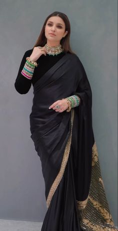 Black Sari Blouse Designs, Black Saree Look For Wedding Party, Black Sari Look, Latest Fancy Sarees Weddings, Black Saree Ideas, Simple Elegant Saree, Saree Look For Wedding Party, Black Saree Look, Dresses High Fashion