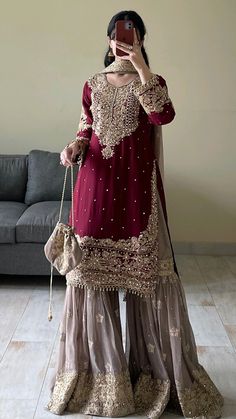 Pakistani Kurti For Wedding, Pakistani Suits For Wedding, Farewell Outfits, Old Harry Potter, Hindu Couple, Pakistani Gowns, Coordinate Outfits, Wedding Lenghas, Gharara Designs