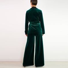 "Take an effortlessly cool approach to the new season with a pair of sophisticated, wide leg, floor length pants. Elasticated waist. Emerald green plush velvet. Extremely comfortable palazzo pants. Contemporary silhouette High waist -------------------------- This garment is available in XS-2XL sizes Every garment is made for 170 cm (5\"8') total height. We will be happy to customize it for you. Just send your personal measurements and height in \"message to seller\" box when ordering. SIGN UP T Extra Wide Leg Pants, Long Linen Pants, White Palazzo Pants, Loose Linen Pants, White Pants Women, 70s Clothing, Bohemian Pants, Formal Dresses With Sleeves, Festival Pants