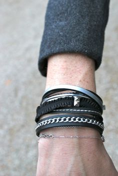 Karine parle de nos fameux bracelets Secrets des anges sur son blog mode, à lire sur http://uneparenthesemode.com/2012/11/29/jardin-dhiver/ Fitbit Flex, Fitbit, Porter