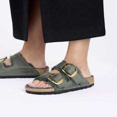 Arizona Big Buckle Shearling Natural Leather Oiled Fall Wedges, Birkenstock Arizona Big Buckle, Arizona Big Buckle, Boys Sandals, Suede Fashion, Strap Wedge, Shoe Insoles, Girls Sandals, Slipper Sandals