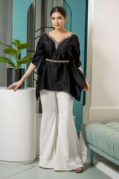 Kaftan Coordset, Kaaftaan Designs, Pakistani Kaftan Designs, Kaftan Outfit Ideas, Party Wear Kaftan Dress, Kaftan Suit, Black Kaftan Dress, Embroidery On Neckline, Black Kaftan