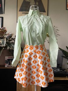 1960s vintage mini cuteness! The perfect a-line with a little added flair. Off white with orange floral pattern. Adorbs 😍 In excellent vintage condition! Measurements  Waist 11.5" Length 15.5" *FOLLOW our Instagram for reduced pricing on all of our listings including this one! @vintage_envy_and_exotics Retro Cotton Mini Skirt For Spring, Orange Fitted Retro Mini Skirt, Fitted Retro Orange Mini Skirt, Orange Retro Mini Skirt, Retro Fitted Floral Mini Skirt, Retro Fitted Mini Skirt With Floral Print, Retro Cotton Mini Skort, Retro Fitted Mini Skirt, Retro Mini Skirt For Spring