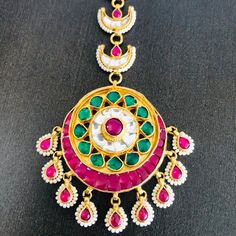 Sabyasachi Kundan Mang Tika/Ruby Emerald Mang Tikka/Pearl Emerald Maang Tika/Ruby Pearl Maang Tika/Kundan Maang Tikka/Kundan Big Mang Tikka/Bridal Jewelry Features: Length: 5 Inches 22 Carat Gold polish Jadau Ruby, Emerald Crystals, Kundan and Pearl work Suitable for any Indian Traditional Attire FREE SHIPPING All our jewelry pictures are taken in natural light with no filters and enhancements. To stay updated on latest designs Follow Us on: Website: www.aryafashions.com Facebook: www.facebook.c Traditional Tikka With Tilla For Festive Occasions, Traditional Tilla Tikka For Festive Occasions, Eid Puja Tilla Tikka, Navratri Kundan Tikka With Pallu Detail, Kundan Tikka For Puja At Eid, Kundan Tikka For Puja On Eid, Traditional Kundan Tikka For Navratri, Festive Meenakari Tikka For Puja, Bollywood Style Meenakari Tikka For Puja