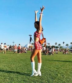 Festival outfits you will absolutely love. - agirlcanblog.com Look Da Festival, Tenerife Sea, Coachella Fits, Cochella Outfits, Lollapalooza Outfit, Coachella Looks, Festival Inspo