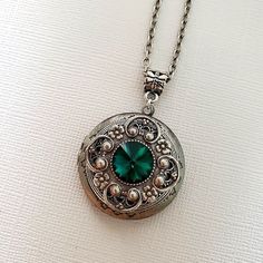 Vintage Locket Swarovski Crystal Necklace Emerald Green ☻Locket ~ Antique Silver ~ Tarnish Resistant ☻Crystal ~ Genuine Swarovski Crystal Chain: ~ Silver Plated YOU CHOOSE YOUR CHAIN LENGTH during checkout ☻Link To More Color Choices in This Style Locket: https://www.etsy.com/shop/FashionCrashJewelry?search_query=vintage+locket+swarovski https://www.etsy.com/shop/FashionCrashJewelry?search_query=crystal+locket ☻Link to The ENTIRE SHOP: https://www.etsy.com/shop/FashionCrashJewelry?ref=shopsectio Luxury Victorian Locket Pendant Necklace, Wedding Locket Necklace In Metal, Wedding Metal Locket Necklace, Emerald Locket, Formal Masquerade, Dark Green Jewelry, Goddess Oc, Vintage Locket Necklace, Turquoise Bar Necklace