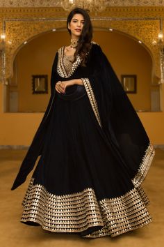 Elegant Lehenga, Orang India, Black Lehenga, Bollywood Lehenga, Indian Gowns Dresses, Indian Woman