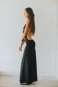 If you got it, flaunt it. This dress covers what it should while exposing a substantial amount of skin. Low Back Dress Casual, Black Boho Maxi Dress, Surf Boutique, Summer Dresses Sundresses, V Neck Halter Top, White Maxi Dress Boho, Neck Halter Top, Dresses Beach, Open Back Maxi Dress