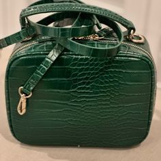 Brand New Zara Green Purse With Straps Zara Purse, Green Purse, Zara Bags, New Green, Black Green, Shoulder Bags, Bag Lady, Zara, Purse