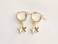 14k Gold Filled Starfish Earrings / Beach Earrings / Mermaid Earrings / Ocean Earrings / Summer Earrings / Gold Starfish / Gift for Her - 14k gold filled 10mm starfish charm - 14k gold filled 13mm flex hoops - Sold as a pair - Material: 14k Gold Filled - Hypoallergenic, nickel free and safe for sensitive skin Flex Hoop is recommended for someone looking for an earring that is easier to put on. - Material: 14k Gold Filled - Tarnish free, hypoallergenic, nickel free and safe for sensitive skin 💰 14k Gold Filled Earrings With Star Charm As Gift, Yellow Gold Starfish Earrings With Starfish Charm, Yellow Gold Starfish Earrings For Gift, Ocean-inspired Single Earring As Gift, Gold Starfish Earrings Nickel Free, Starfish Hoop Earrings As Gift, Starfish Earrings With Star Charm As Gift, Starfish Charm Hoop Earrings As Gift, Ocean-inspired Yellow Gold Earrings As Gift