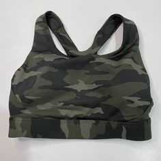 New With Tags. Athleta Racer Back Sports Bra Green Camo Print Women's Size Xxs. Style #531337 Measures Approx 11" Across Bust And 10" Under Bust. Breathable, Wicking Fabric Lets Sweat Move Easily Through, Helping It Evaporate, And Dries In A Flash For Ultimate Comfort When You're Breaking A Sweat -Supersonic Fabric Is Sleek With Supportive Compression -Racerback Design Gives You Full Range Of Motion - Medium Coverage; Mid-Rise Neckline - Rated Upf 50+ For Excellent Protection From The Sun Keywor Casual T-back Sports Bra For Sports, Sporty Racerback Activewear With Built-in Padding, Sports Activewear With Built-in Padding And T-back, Sporty Tops With Built-in Bra For Sports, Sleeveless Gym Activewear With Built-in Padding, Casual Racerback Activewear With Built-in Padding, Casual T-back Sports Bra With Built-in Bra, Sporty Tank Activewear With Built-in Bra, Casual Racerback Tops With Built-in Padding