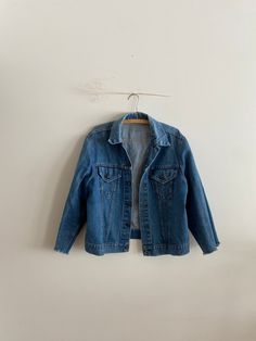 Vintage Levi's Jean Jacket Unmarked size Note * Sleeve Cuffs cut off, distressed raw sleeves 24" length 21.5 PtP 19" Shoulder to Shoulder 21" Sleeve Length Levis Jean, Levis Jean Jacket, Levis Vintage, Vintage Levis Jeans, Womens Jackets, Vintage Levis, Levis Jeans, Cut Off, Jean Jacket