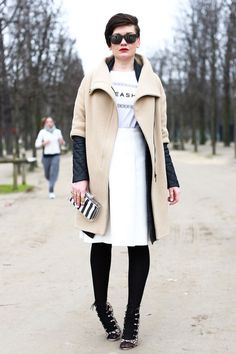 / Paris Fashion Week Fall 2013 Attendees Street Style 2016, Designer Labels, Streets Of Paris, Moda Paris, Neon Fashion, Paris Fashion Week Street Style, Fashion Buyer, Autumn Street Style, Fashion 101