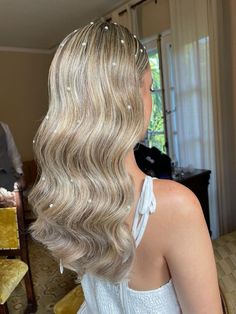 From balletcore-inspired ponytails to the iconic sleek bun, wedding hair has never looked so good. Bride Hair Down, Blonde Wedding Hair, Wedding Hair Trends, Bridal Hair Down, Romantic Wedding Hair, Wedding Hairstyles Bride, Prom Hair Down, Long Hair Wedding Styles, Trendy Hairstyle