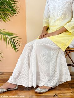 Fabric : Viscose
Style : Sharara
Occasions : Casual Wear, Office Wear, Party Wear
Garment Care : Hand Wash Only
Waistband : Elasticated
Length : 39 Inches
Waist : Fits 28-44 Inches
Price Includes : 1x Sharara Chikankari Angrakha, Chikankari Palazzo, Short Kurtas, Chikankari Kurta, White Kurta, Palazzo Pant, Party Kleidung, Indian Outfit, Palazzo Pants