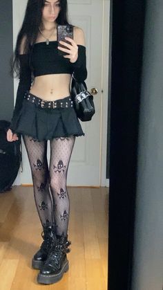 Comfy Outfits Alt, Soft Alternative Outfits, Alternative Skirt, Gothic Fits, Gothgirl Aesthetic, Iconic Clothes, Swaggy Fits, Neo Grunge Style, Ideal Aesthetic