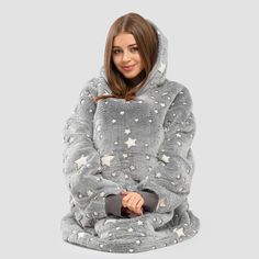 STARLIGHT GLOWING OVERSIZED FLEECE BLANKET HOODIE THAT KEEPS YOUR HEART WARM Most unique blanket that shines during the cold winter evenings and makes the atmosphere even more magic. Relax with your close ones and let the wisdom of the night & stars shine throughout your heart with our CozyRelax Wearable TV Blanket. A BLANKET YOU WEAR: Our CozyRelax Hoodie Blanket is a combination of an enormous hoodie and a soft, fluffy blanket that will hug you and keep you warm all year round. If you are tire White Star Print Hoodie For Winter, White Star Print Winter Hoodie, Winter Star Print Long Sleeve Hoodie, Winter Long Sleeve Sleep Hoodie, Long Sleeve Hoodie For Sleep In Winter, Long Sleeve Winter Sleep Hoodie, White Long Sleeve Hoodie With Star Print, Mohair Sweater Pattern, Fluffy Blanket