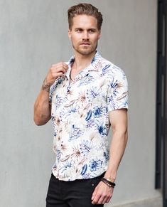 CARISMA white short-sleeved shirt. A structured surface that brings life to the fabric in nature. Neat patterned print. Classic button fastening. White Printed Short Sleeve Shirt With Camp Collar, White Short Sleeve Button-up Shirt With Floral Print, White Collared Short Sleeve Summer Shirt, White Floral Print Button-up Short Sleeve Shirt, White Floral Print Short Sleeve Button-up Shirt, White Floral Print Short Sleeve Shirt For Vacation, Beach White Short Sleeve Shirt With Floral Print, White Floral Print Short Sleeve Shirt For Beach, White Printed Button-up Short Sleeve Shirt