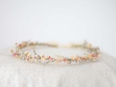 A whimsical flower crown in beautiful tones of pale pink, blush, ivory and off white. It is a special touch to your bohemian look. A flower crown is more beautiful than the pictures. Is perfect for garden wedding. Head circumference: one size fits all (adjustable) / fits adults and older children Our flower crown is adjustable in size and fits any head with a circumference greater than or equal to 50 centimeters (19.7in). If you need a smaller size, please enter a head circumference in the order Minimal Flower Crown, Baby's Breath Crown, Simple Flower Crown, Wildflower Crown, Flower Girl Halo, Girls Halo, Dried Flower Crown, Flower Wreath Hair, Baby Flower Crown