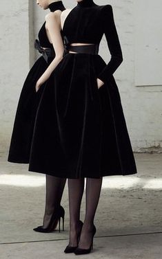 Kingsley Velvet One Sleeve Midi Dress by Alex Perry Couture Dior, Wedding Dress Black, Fashion Paris, Pakaian Feminin, Alex Perry, Modesty Fashion, فستان سهرة, Mode Chic, Stil Inspiration