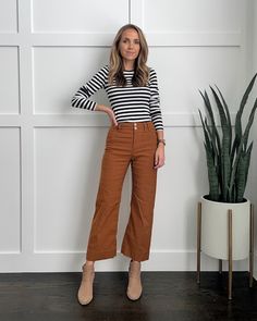 Wide Leg Cropped Pants Outfit, Cropped Wide Leg Pants Outfit, Wide Leg Pants Outfit Work, Cropped Pants Outfit, Wide Leg Trousers Outfit, Pants Outfit Work, Fall Bottoms, Wide Leg Jeans Outfit, Wide Legged Pants