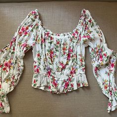 New With Tags Size M Can Be Worn On Or Off Shoulder Floral Peasant Top, On Or Off, Forever21 Tops, Top Cropped, Peasant Top, Peasant Tops, Forever 21 Tops, Casual Tops, Pink White