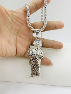 925 Sterling Silver Men’s San Judas / Saint Jude Pendant & Rope Chain ❤️ Rope 6mm wide & 26” long ❤️ Pendant 2.8” long ❤️ Includes a box Please ask any questions about the items. I want you to be a happy customer. Check out my other jewelry ************ ❤️ Dije colgante de hombre de San Judas y Cadena de Lazo de 26 pulgadas y 6 milímetros ❤️ Dije de La Santa Muerte 2.8” de largo ❤️ Joyeria Nueva Spiritual White Gold Necklaces With Polished Finish, Luxury Custom Silver Necklace With Polished Finish, Spiritual White Gold Jewelry With Box Chain, Silver Pendant With Rope Chain, Silver Pendant Rope Chain Jewelry, Silver Rope Chain Pendant, Silver Pendant Necklace With Rope Chain, Silver Pendant Necklace With Polished Finish, Spiritual Pendant Jewelry With Rope Chain