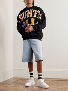 Using university merch as a reference, KAPITAL's cotton-jersey sweatshirt is screen-printed with bold lettering spelling out 'KOUNTRY' across the chest and shoulders, beneath that is a retro 'laundry' graphic. It's been made in Japan from loopback cotton-jersey and cut for a loose fit. Small to size. See Size & Fit notes. Cotton T-shirt With Ribbed Cuffs For Streetwear, Fall Varsity T-shirt With Logo Print, Oversized T-shirt With Ribbed Cuffs For College, Varsity Cotton T-shirt For Streetwear, Streetwear Fan Apparel Sweatshirt With Ribbed Cuffs, Fan Apparel Sweatshirt With Ribbed Cuffs For Streetwear, Relaxed Fit Throwback Sweatshirt With Graphic Print, University Logo Long Sleeve Tops For Streetwear, College Style T-shirt For Sports Season Streetwear