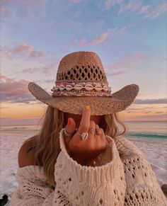 Sombrero Cowboy, Hat Aesthetic, Looks Country, Cowgirl Aesthetic, Straw Cowboy Hat, Concert Fits, Images Esthétiques, Coastal Cowgirl, Cowgirl Hats