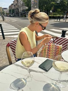 Offrez-vous une mise à jour de votre look avec le Pull Lupita ! Ce pull femme jaune époustouflant est à la fois casual et élégant, doté d'un col en O, de manches sans manches, d'une fermeture à lacet dans le dos et d'un tricot spécial pour une allure jeune et branchée. Soyez à la mode cette saison avec le Pull Lupita ! Sweater Vest Women, Cropped Tops, Yellow Sweater, Pullover Sweater Women, European Summer, Sleeveless Crop Top