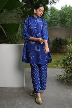 Indigo blue mulberry silk short kurta with chand motifs and bandhani print. Comes with pant. - Aza Fashions Bandhani Cord Set, Bandhani Outfits, Bandhani Kurta, Cod Set, Cotton Dress Pattern, Women Trousers Design, Green Cotton Dress, Bandhani Print, Simple Kurti