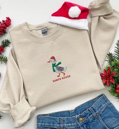 ✨Unisex embroidered sweatshirts✨ Charming embroidered sweatshirts that combine tenderness and softness. Made from high-quality cotton, these sweatshirts feel like a soft hug on your skin. Its adorable "santa goose" design with an embroidered goose adds a cute and fun touch to your wardrobe. Your ideal garment to add a touch of joy or the perfect christmas gift for a loved one💗 💌Our items are not oversized, you should order 2-3 sizes up if you want an oversized style. ✅Classic crew neck sweatsh Goose Sweatshirt, Goose Design, Christmas Goose, Sweatshirt Christmas, Oversized Style, Embroidered Sweatshirts, Funny Christmas, Style Classic, Perfect Christmas Gifts