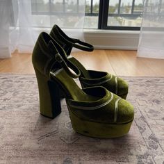 New - No Box - Never Worn Jeffrey Campbell 'Low Down' Platforms Green Velvet - Size 7 - Retails At $165 4 3/4" Heel 11/2" Platform Velvet Super Adorable And Ready For A New Owner. I'm Open To Offers As I'm A Pregnant And None Of My Shoes Fit! Emerald Heels, Green Platform Heels, Green Velvet Shoes, Emerald Green Heels, Interesting Shoes, Olive Green Shoes, Green Platform, Funky Shoes, Future Clothes