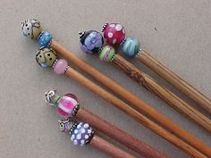 Lampwork bead knitting needles. I was thinking of using lampwork beads to decorate hair "chopsticks", but this works too. Diy Hair Chopsticks, Beaded Hair Sticks, Scarf Pins Diy, Bead Knitting, Hair Chopsticks, Hair Beads