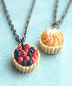 fruit tart necklace - Jillicious charms and accessories Berries Tart, Earrings Animals, Cercei Din Lut Polimeric, Fimo Kawaii, Bronze Chain Necklace, Crea Fimo, Peach Tart, Food Necklace, Mini Torte