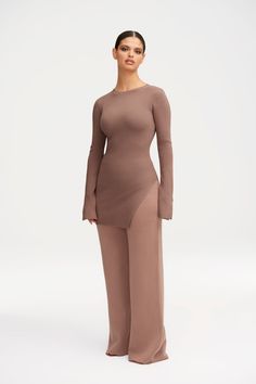 Elevate your wardrobe with the Inaya Ribbed Side Slit Top in Taupe. This knit top features an elegant knit ribbed texture, a side slit, and split cuff sleeves for an elevated take on an essential top. Perfect for any occasion, this top adds sophistication and understated luxury to any outfit. Model is 5'6 and is wearing size S. Luxury Two Piece Outfit, Modest But Stylish Outfits, Cute Sets Two Pieces, Modest Date Night Outfit, Feminine Minimalist Style, Cute Outfits For Work, Fashion For Beginners, Fall Fashion Black Women, Asymmetrical Top Outfit