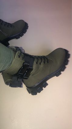 This boots a definite fall/winter must have. It quite a statement piece! Combat Boot Outfits, Combat Boot Outfit, Military Style Boots, Winter Must Haves, Camping Outfits, Tomboy Style Outfits, Military Boots, Tomboy Fashion, Crazy Shoes