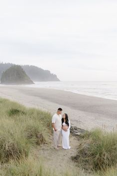 Beach Maternity Announcement Photos | Oregon Photographer | Photo outfit ideas. Discover the magic of Oregon's breathtaking beaches in this intimate, romantic, outdoor maternity photoshoot. Discover outdoor maternity photos couple, outdoor maternity photos unique, outdoor maternity photos and beach maternity announcement photos. Book Analy to capture your unique beach maternity photos at analy-photos.com. Editorial Outdoor, Destination Wedding Reception Decor, Maternity Announcement, Destination Wedding Itinerary, Outdoor Maternity Photos, Destination Wedding Decor, Beach Maternity Photos, Announcement Photos, Family Maternity Photos