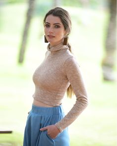 "Essential in your wardrobe & Easy everyday use - meet our Knitwear Crop Top. Graceful, Lightweight and Comfortable this top made from a melange knit in Pink, Blue & Burgundy. Has a turtle neck which is comfortable around the neck, long sleeves, cropped length and a comfortable stretch. *Pair this turtle-neck sweater with our 70's pants to achieve a fine street-style-boho vibes --> https://etsy.me/2MpQ0kx PRODUCT DETAILS oKnitwear oTurtle-Neck oCropped Length oLong Sleeves oMelange Fa Crop Top Winter, Winter Crop Top, 70s Pants, Beach Crop Tops, Winter Crops, Round Neck Crop Top, Khaki Tops, Winter Boho, Cozy Tops